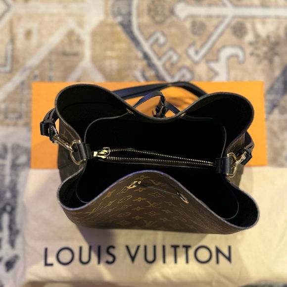 Louis Vuitton - Picture 5 of 6